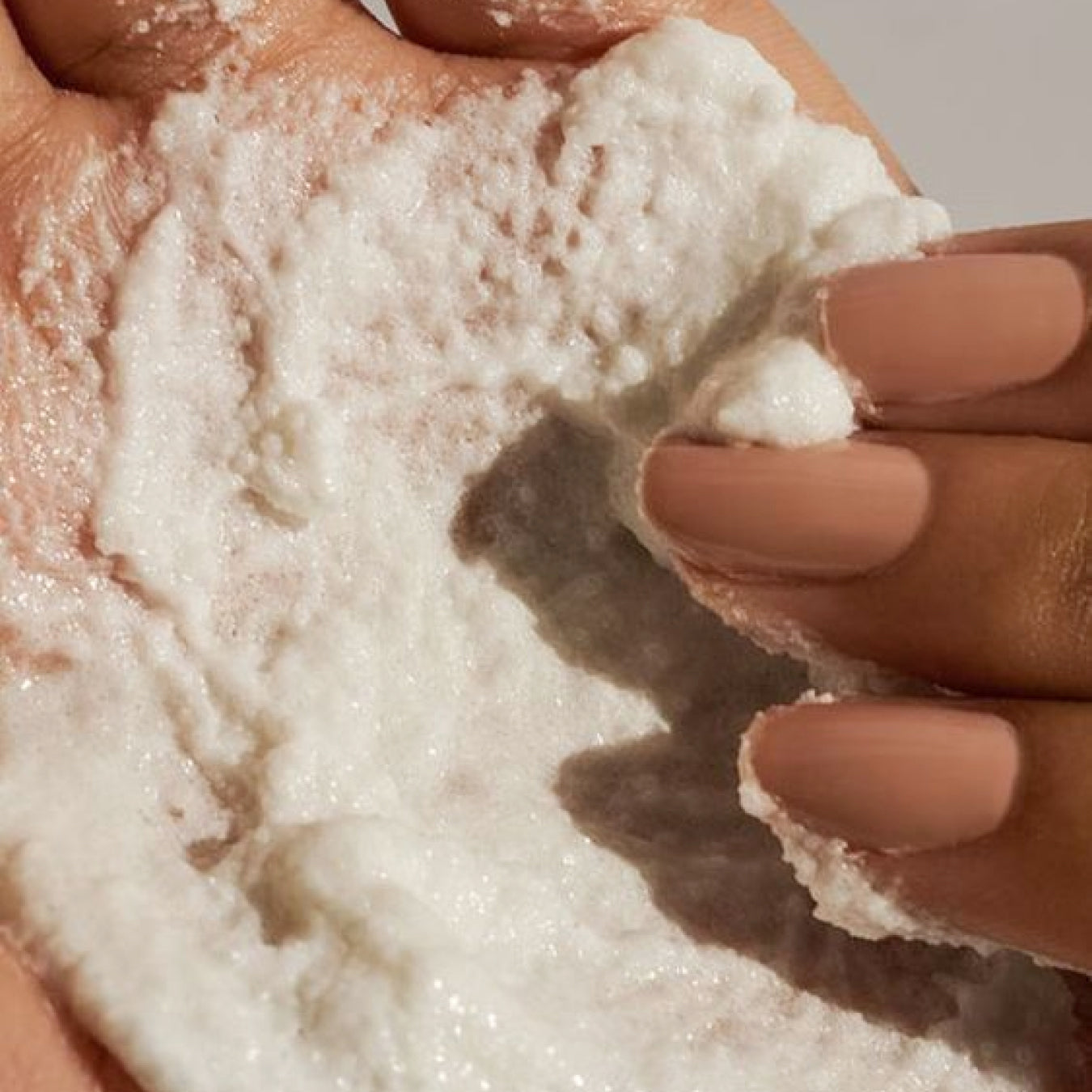 Les avantages de l'exfoliation pour une peau douce et lumineuse !