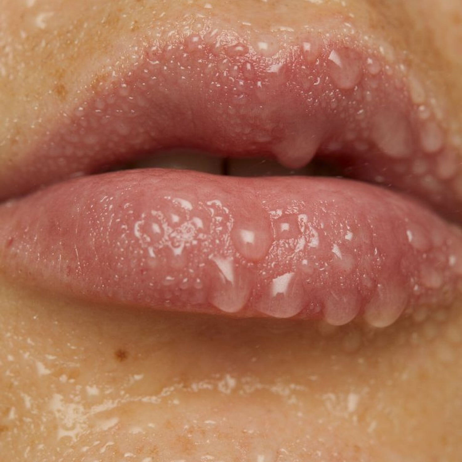 PRENDRE SOIN DE SES LÈVRES : UNE PARTIE À NE PAS NÉGLIGER